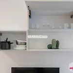 Black And Porta Venezia Apartment